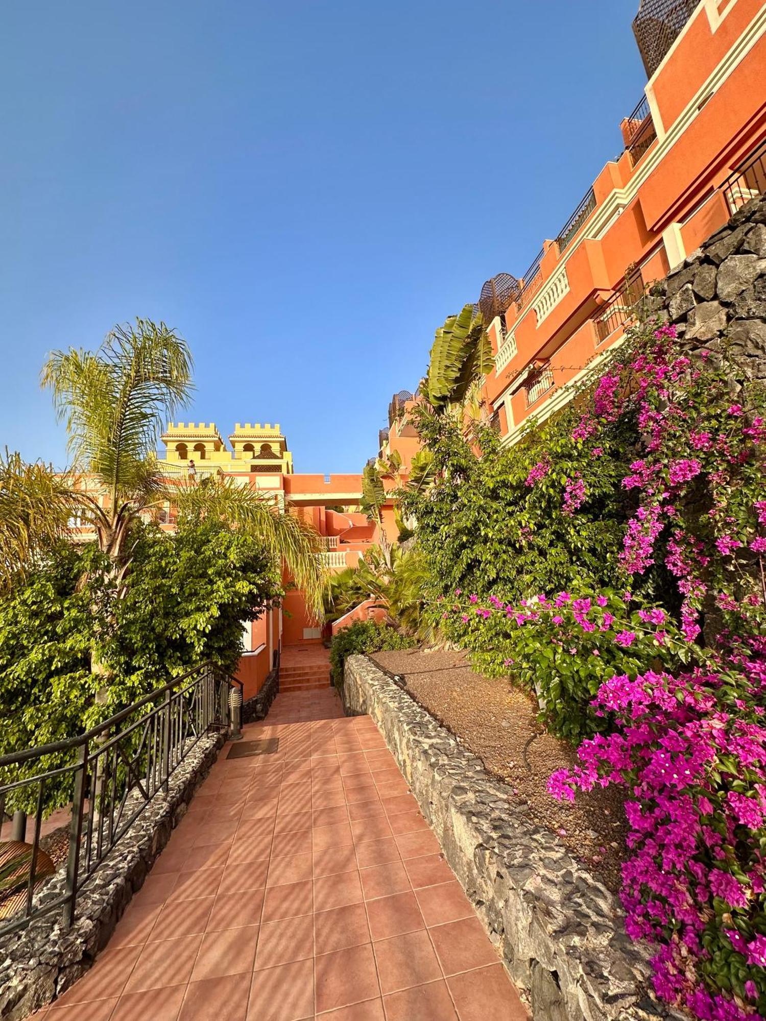 Sunny Apartment & Heated Pool Los Cristianos  Bagian luar foto